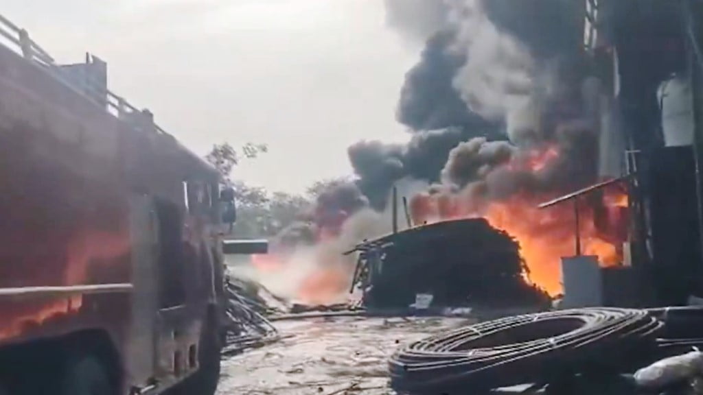 धार जिले के पीथमपुर स्थित पाइप फैक्ट्री में लगा भीषण आग, आग पर काबू पाने के प्रयास जारी