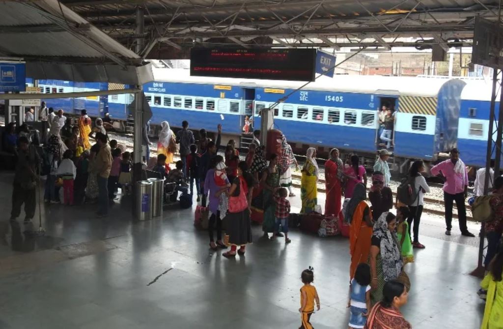 RPF found 16 girls sitting uncomfortably on the railway platform of Rajnandgaon