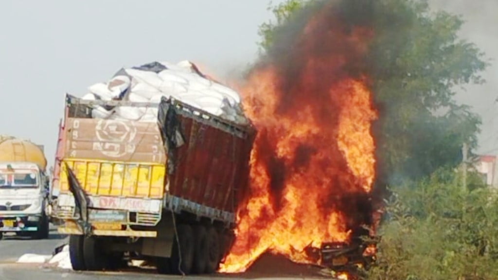 Rewa News : ट्रक के आमने सामने टक्कर मे 4 लोगों की दर्दनाक मौत