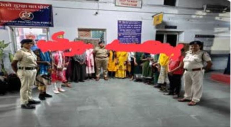 RPF found 16 girls sitting uncomfortably on the railway platform of Rajnandgaon