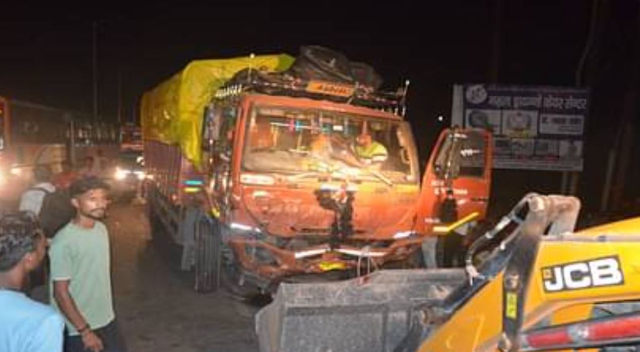 Bareilly Road Accident 3 youths died in collision between an uncontrolled DCM and Alto car!